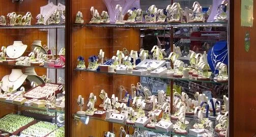 Подсветка полок ювелирном магазине